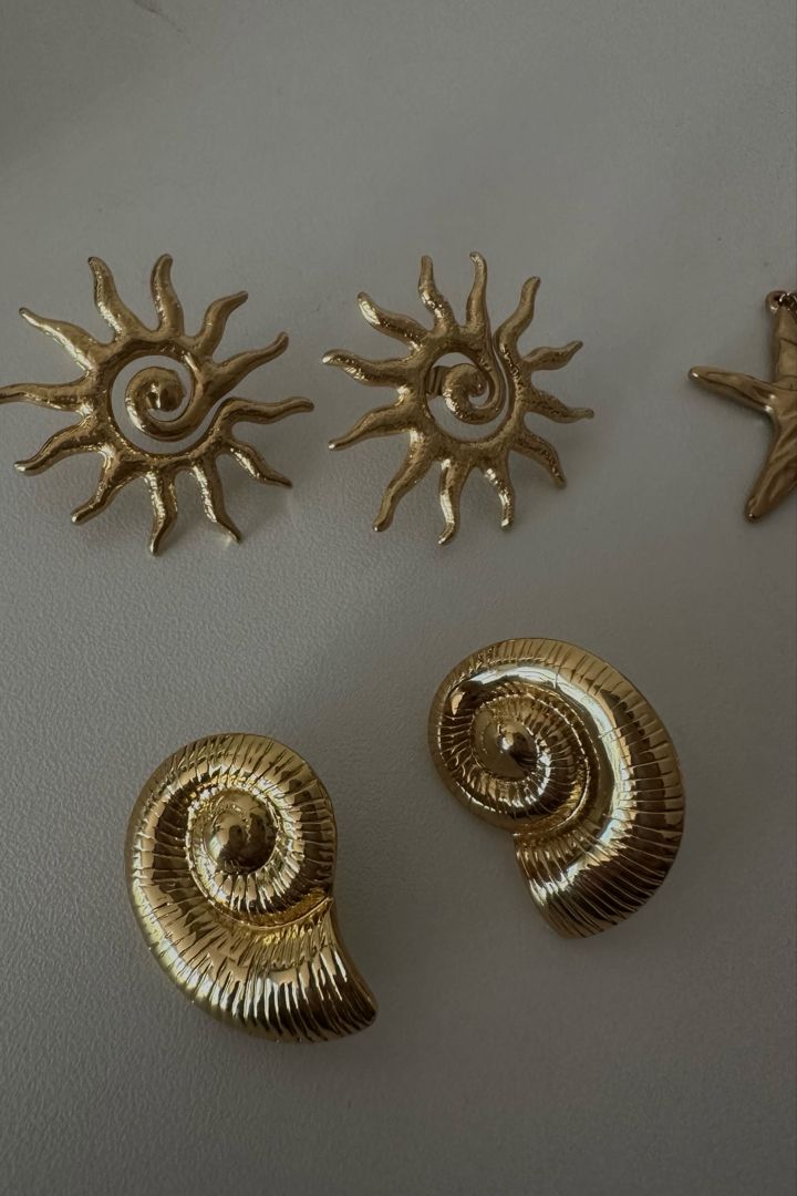 Jewelry detail 1